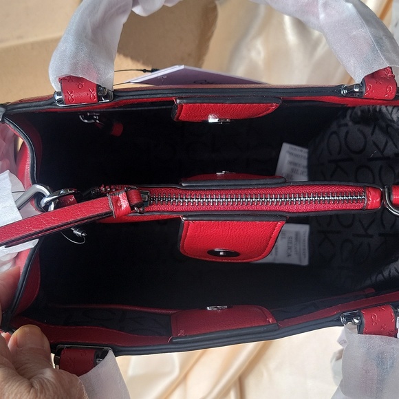 Calvin Klein Embossed Shoulder Signature. Triple Compartment - Picture 5 of 7